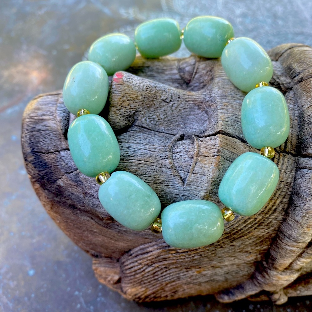 Beautiful jade tone glass bead bracelet